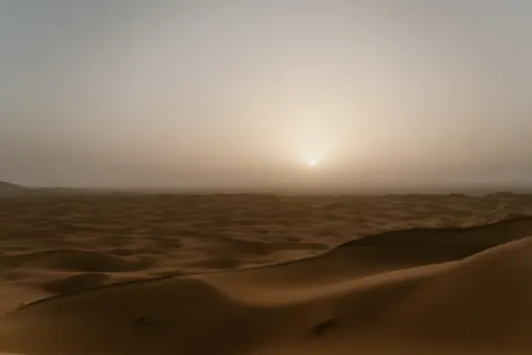 टीलों पर सूर्यास्त 4K वॉलपेपर · minimal · 3840×2560