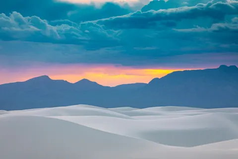 टीलों पर सूर्यास्त 4K वॉलपेपर · minimal · 3840×2560