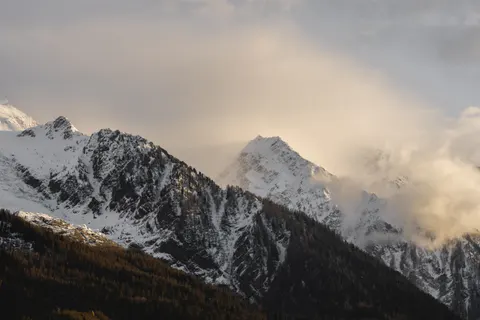 Fondo de pantalla Cordillera 4K · mountains · 3840×2560