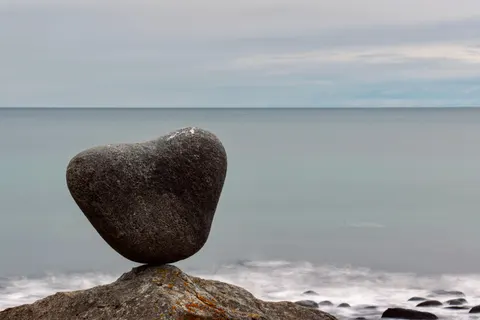 ज़ेन पत्थर 4K वॉलपेपर · minimal · 3840×2561