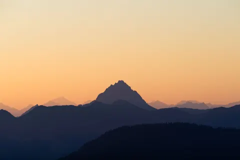 Fond d'écran Chaîne de montagnes 4K · mountains · 3840×2561