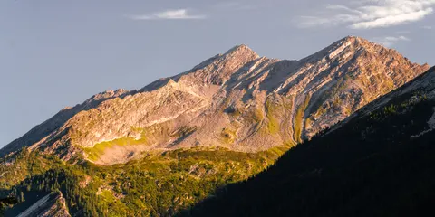 Fond d'écran Chaîne de montagnes 4K · mountains · 3840×1920