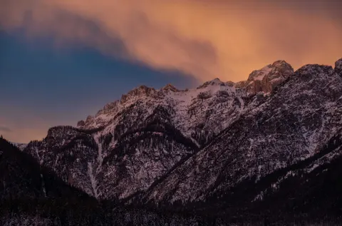 Fond d'écran Chaîne de montagnes 4K · mountains · 3840×2539