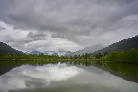 산속 호수 4K 배경화면 · mountains · 3840×2560