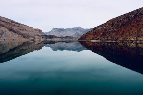 Обои Горное озеро 4K · mountains · 3840×2560