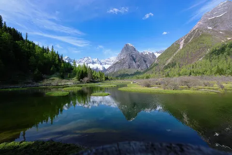 خلفية بحيرة جبلية بدقة 4K · mountains · 3840×2560