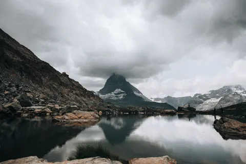 Mountain Lake 4K Wallpaper · mountains · 3840×2560