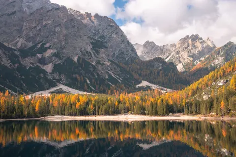 Fond d'écran Lac de montagne 4K · mountains · 3840×2560
