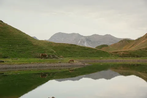산속 호수 4K 배경화면 · mountains · 3840×2560