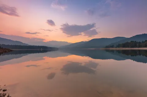 山中湖泊 4K壁纸 · mountains · 3840×2529