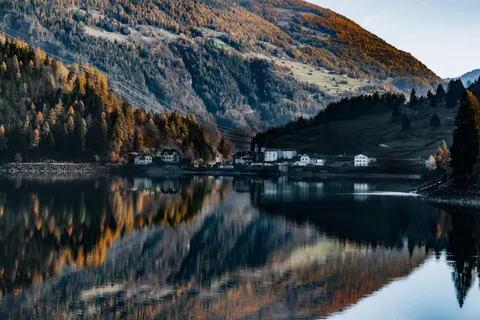 Fond d'écran Lac de montagne 4K · mountains · 3840×2560