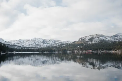 山中湖泊 4K壁纸 · mountains · 3840×2560