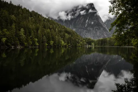 Обои Горное озеро 4K · mountains · 3840×2560