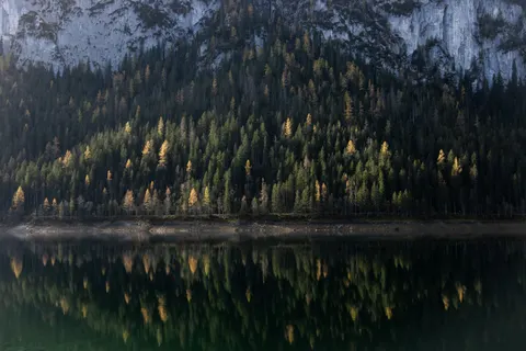خلفية بحيرة جبلية بدقة 4K · mountains · 3840×2560