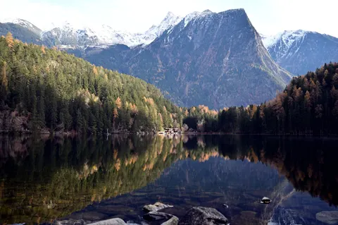 Fond d'écran Lac de montagne 4K · mountains · 3840×2555