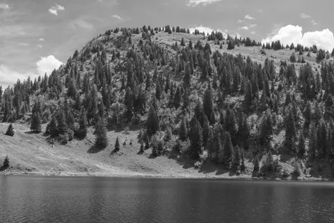 Fond d'écran Lac de montagne 4K · mountains · 3840×2558