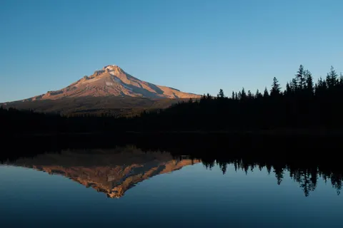 山中湖泊 4K壁纸 · mountains · 3840×2560