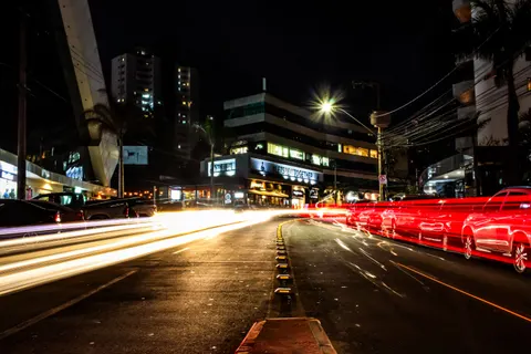 夜色中的汽车 4K壁纸 · cars · 3840×2560