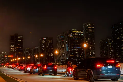 夜色中的汽車 4K桌布 · cars · 3840×2560