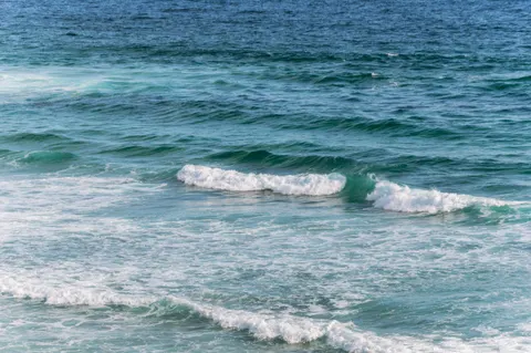 خلفية شاطئ استوائي بدقة 4K · ocean · 3840×2553
