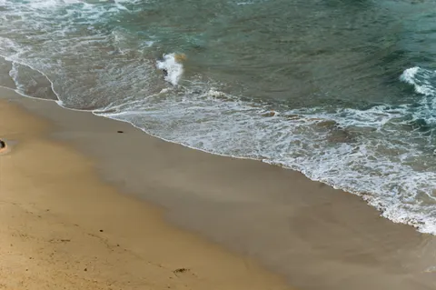 خلفية شاطئ استوائي بدقة 4K · ocean · 3840×2553