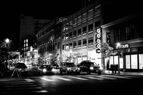 夜色中的汽車 4K桌布 · cars · 3840×2555
