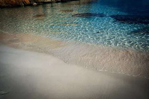 خلفية شاطئ استوائي بدقة 4K · ocean · 3840×2560
