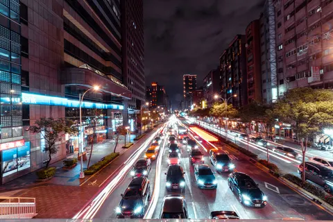 夜色中的汽车 4K壁纸 · cars · 3840×2561