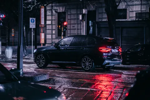 夜色中的汽车 4K壁纸 · cars · 3840×2560
