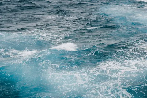 خلفية أمواج المحيط بدقة 4K · ocean · 3840×2560