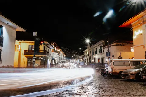 夜色中的汽車 4K桌布 · cars · 3840×2561