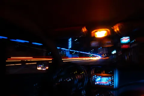 夜色中的汽车 4K壁纸 · cars · 3840×2560