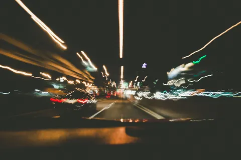 夜色中的汽车 4K壁纸 · cars · 3840×2553