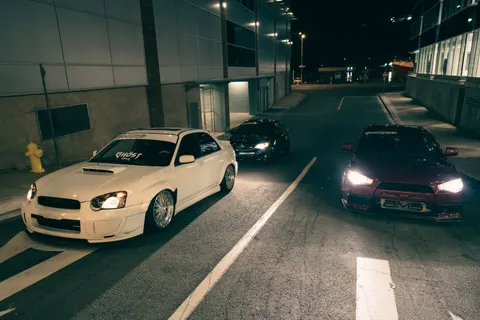 夜色中的汽车 4K壁纸 · cars · 3840×2560