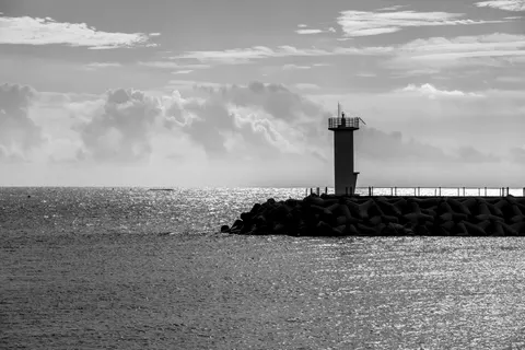 Обои Маяк на побережье 4K · ocean · 3840×2560