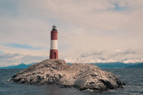 Обои Маяк на побережье 4K · ocean · 3840×2560