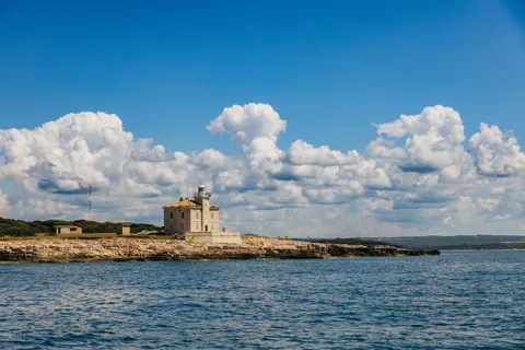 Lighthouse Coast 4K Wallpaper · ocean · 3840×2560