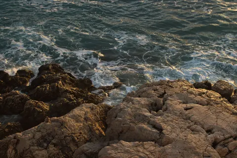 Ocean Cliff 4K Wallpaper · ocean · 3840×2560