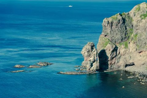 Ocean Cliff 4K Wallpaper · ocean · 3840×2560