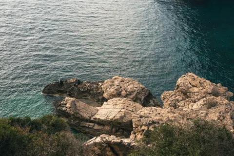 Ocean Cliff 4K Wallpaper · ocean · 3840×2560