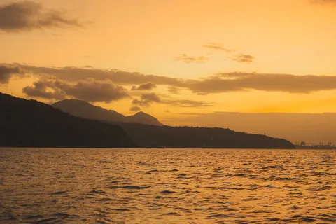 Ocean Cliff 4K Wallpaper · ocean · 3840×2560