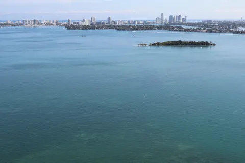 خلفية جزيرة من الجو بدقة 4K · ocean · 3840×2560
