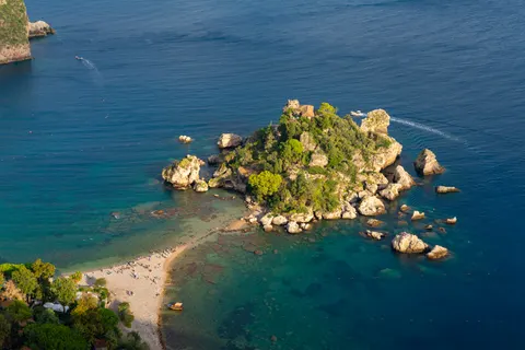 Island Aerial 4K Wallpaper · ocean · 3840×2561