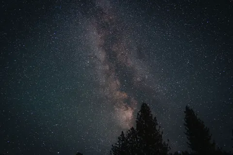 Papel de parede Via Láctea céu noturno 4K · space · 3840×2561