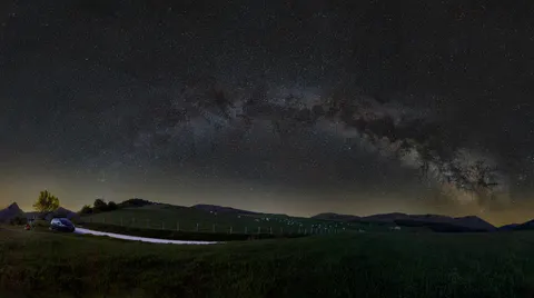 은하수 밤하늘 4K 배경화면 · space · 3840×2147