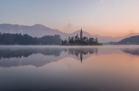 Papel de parede Lago de Montanha na Névoa 4K · nature · 3840×2527