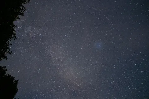 별이 빛나는 하늘 4K 배경화면 · space · 3840×2560