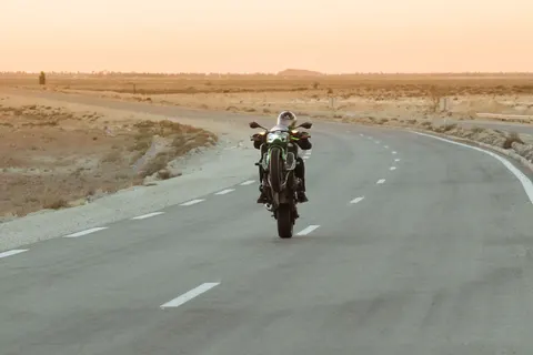 Motorfiets 4K-achtergrond · cars · 3840×2561