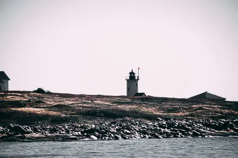 Deniz Feneri Sahili 4K Duvar Kağıdı · ocean · 3840×2560
