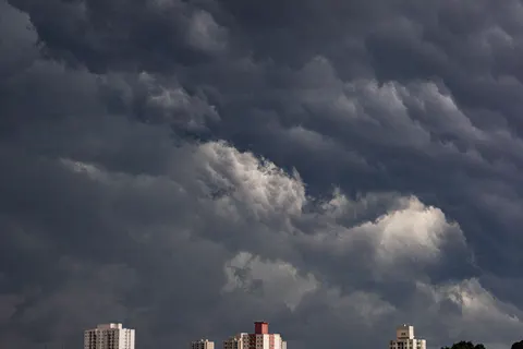 暴风天空 4K壁纸 · nature · 3840×2560